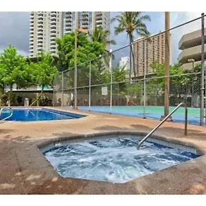 Spacious W/ Parking, Beach/mall/park Honolulu