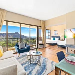 Apartment Upscale Penthouse With Ocean Views & Free Parking!
