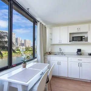  Apartment Hawaiian Monarch Upgraded Modern